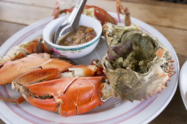 Pernas de caranguejo cozidas no vapor com molho de frutos do mar picante tailandês — Fotografia de Stock