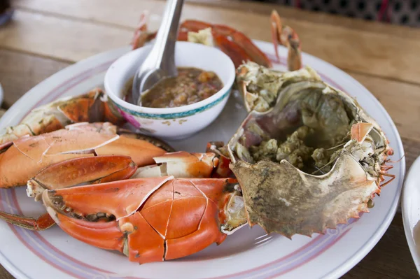 Pernas de caranguejo cozidas no vapor com molho de frutos do mar picante tailandês — Fotografia de Stock