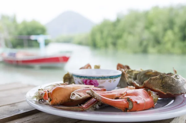 Pernas de caranguejo cozidas no vapor com molho de frutos do mar picante tailandês — Fotografia de Stock