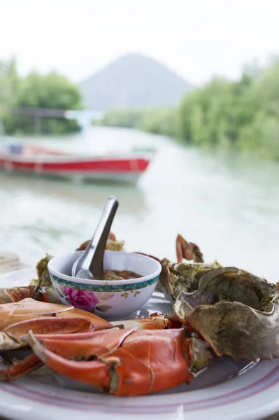 Pernas de caranguejo cozidas no vapor com molho de frutos do mar picante tailandês — Fotografia de Stock