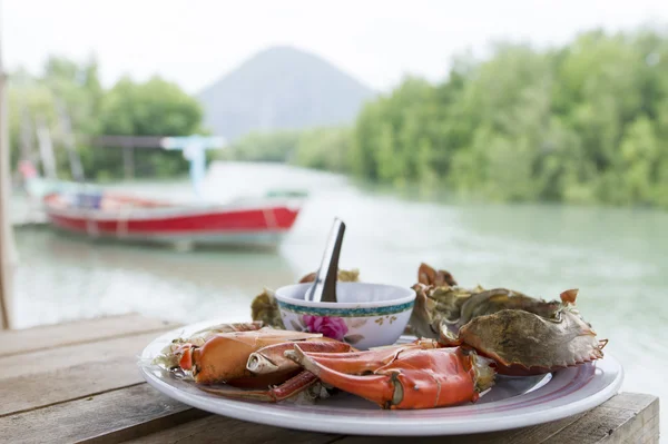 Gedämpfte Krabbenbeine mit thailändischer würziger Meeresfrüchtesauce — Stockfoto
