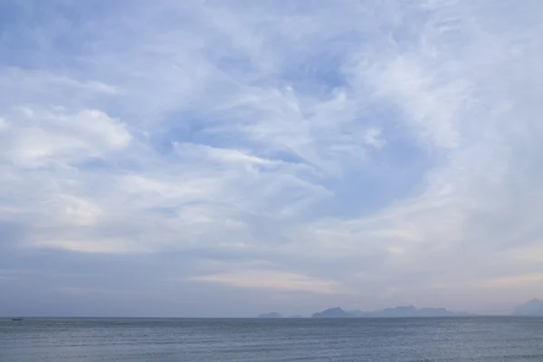 Paisagem de verão com mar e horizonte sobre a água — Fotografia de Stock
