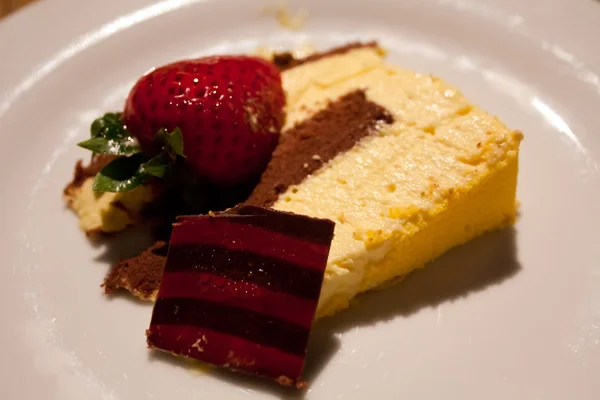 Dessert auf Teller. Restaurant-Mahlzeiten — Stockfoto