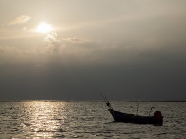 Gün batımında balıkçı teknesi