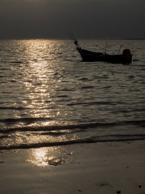 Gün batımında balıkçı teknesi