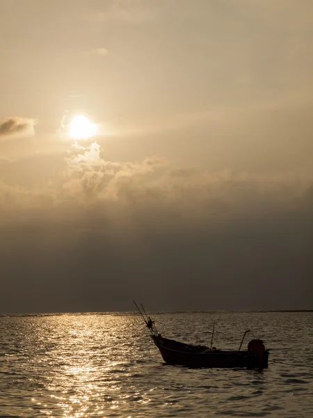 Gün batımında balıkçı teknesi — Stok fotoğraf