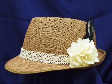 El yapımı şapka örgü çiçeklerle süslenmiş