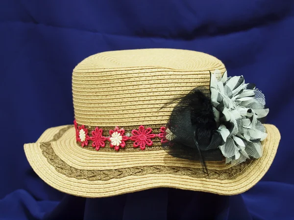 花で飾られた手作りの帽子織り — ストック写真