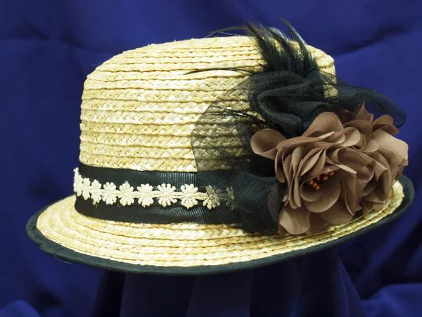 Käsintehty hattu kutoa koristeltu kukkia — kuvapankkivalokuva