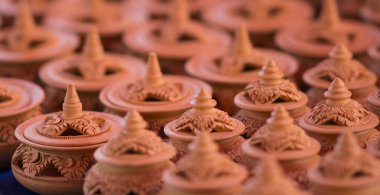 Seramik masanın üzerine bir sürü