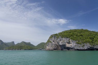Deniz, ada ve mavi gökyüzü