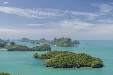 Angthong deniz parkı yakınında koh samui, Tayland. güzel tropik ada mavi gökyüzü ve su, Tay doğa egzotik panoramik. ünlü seyahat hedef