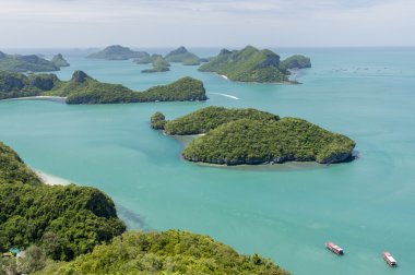 Angthong deniz parkı yakınında koh samui, Tayland. güzel tropik ada mavi gökyüzü ve su, Tay doğa egzotik panoramik. ünlü seyahat hedef
