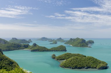 Angthong deniz parkı yakınında koh samui, Tayland. güzel tropik ada mavi gökyüzü ve su, Tay doğa egzotik panoramik. ünlü seyahat hedef