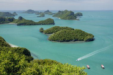 Angthong deniz parkı yakınında koh samui, Tayland. güzel tropik ada mavi gökyüzü ve su, Tay doğa egzotik panoramik. ünlü seyahat hedef