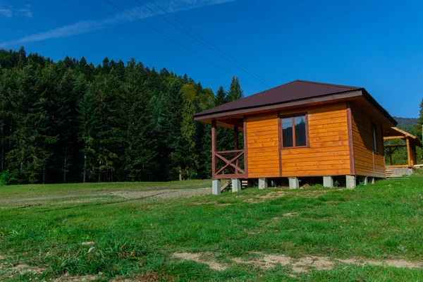 Holzhäuschen Haus Waldrand Sommer Natur Ländlich Szenische Ansicht Landschaft Fotografie — Stockfoto