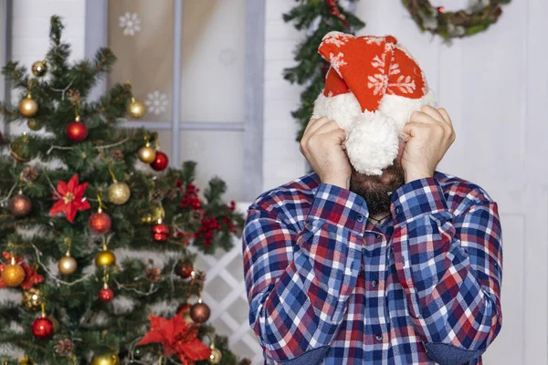 Navidad Emoción Chico Tímido Con Las Manos Sombrero Ocultando Cara —  Fotos de Stock