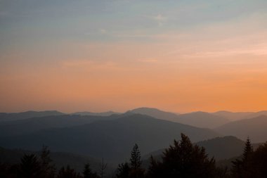 Akşam günbatımı dağ silueti manzara duvar kâğıdı manzara arka plan doğa fotoğrafçılık kavramı boş fotokopi alanı gökyüzündeki metnin için burada
