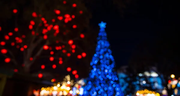 Árbol Navidad Luces Azules Rojas Abstracto Desenfocado Iluminación Borrosa Vacaciones — Foto de Stock
