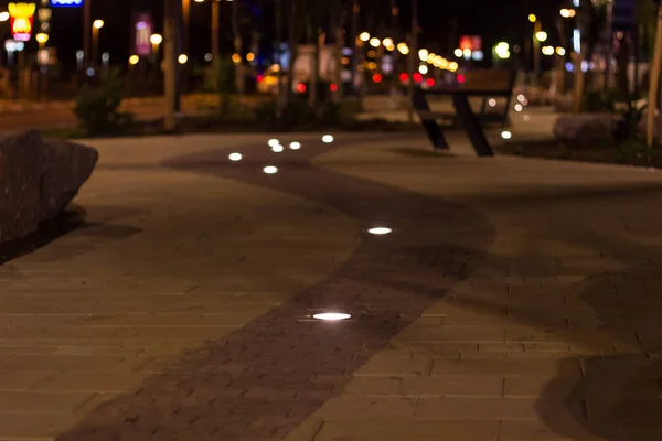 야간에 부드럽게 초점을 맞추는 거리걷기 사이트 대상에 램프와 — 스톡 사진