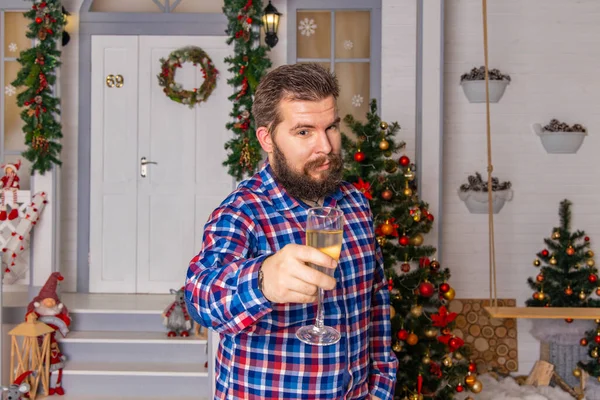 Hombre Barbudo Con Copa Vino Navidad Decorado Ambiente Interior Habitación —  Fotos de Stock