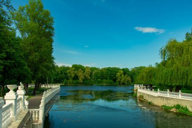 Açık hava günü şehir parkı açık hava manzarası şehir kıyısı nehir kenarında bahar mevsiminde yürüyüş