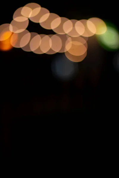 夜间街道环境中带有抽象防波灯的垂直图片 没有聚焦概念摄影 — 图库照片