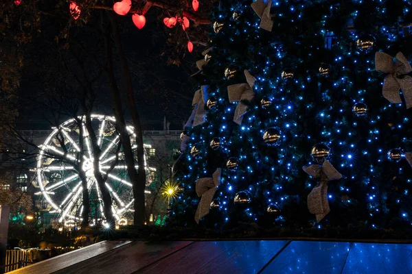 Joulumarkkinat Maailmanpyörä Koristeltu Puu Garland Valaisimet Valot Illalla Juhlava Romanttinen — kuvapankkivalokuva