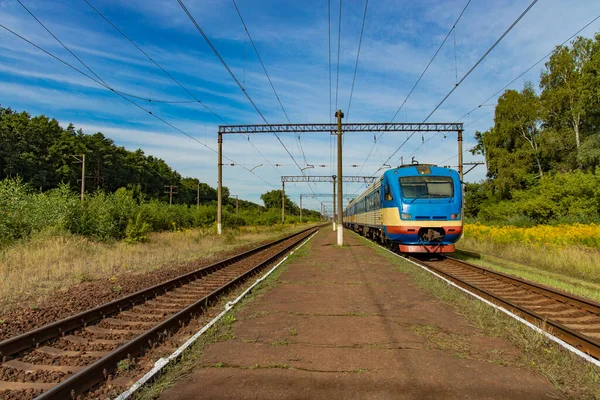 Eski Kırsal Tren Doğu Avrupa Daki Zayıf Platform Kırsal Kesimde — Stok fotoğraf