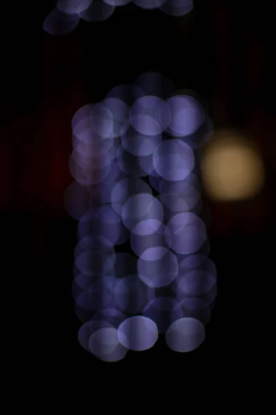 ソフトブルーのボケが集束抽象画から浮かび上がる縦の背景空間上の黒の背景概念形式 — ストック写真