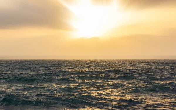 Sade Deniz Batımı Doğa Manzaralı Dalgalı Yüzey Ufku Parlak Turuncu — Stok fotoğraf