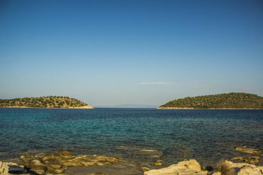 Vahşi doğa manzarası Akdeniz kıyı şeridi çevre sahası Yazın açık hava saatinde ufukta iki ada olan insanlar olmadan