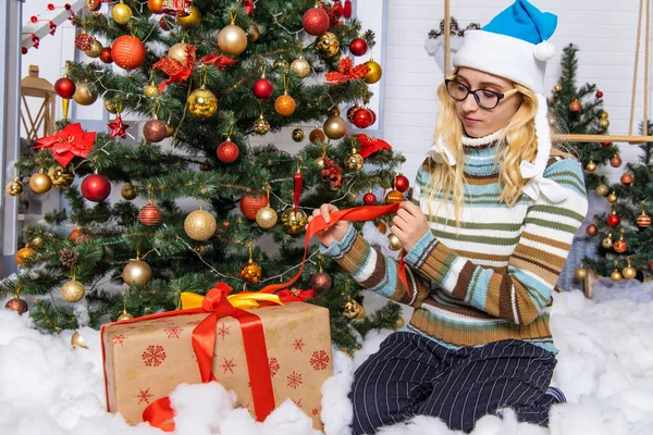 Navidad Interior Ambiente Festivo Espacio Con Chica Solitaria Cerca Caja —  Fotos de Stock