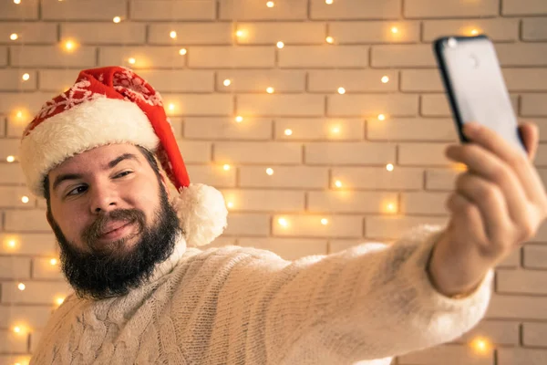 Selfie Navideño Hombre Barbudo Sombrero Rojo Soledad Vacaciones Invierno Concepto —  Fotos de Stock