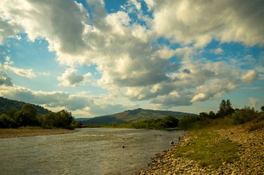 Doğu Avrupa 'nın Karpatya bölgesindeki dağ ve nehir akıntısı açık hava çevre alanının dramatik karamsar doğa fotoğrafçılığı manzarası
