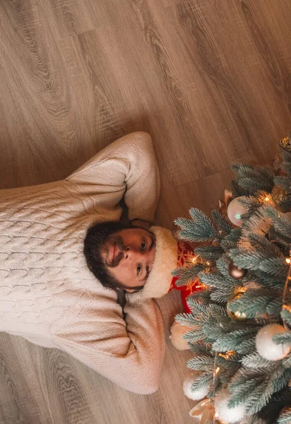 Hombre Adulto Tranquilo Bajo Descanso Árbol Navidad Después Más Temporada —  Fotos de Stock