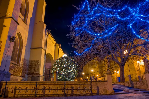 Рождественская Пустая Ночная Улица Украшена Праздничным Открытым Пространством Старого Европейского — стоковое фото