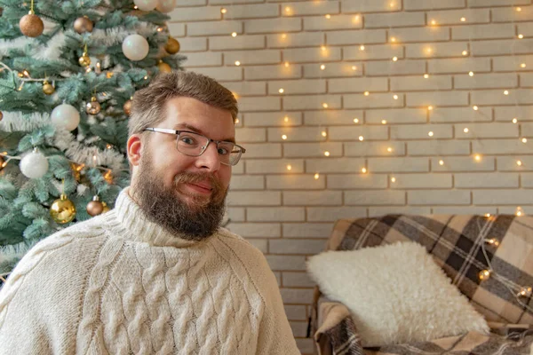Habitación Interior Navidad Hombre Adulto Medio Retrato Con Gafas Bigote —  Fotos de Stock