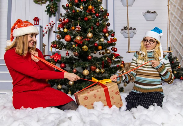 Navidad Decoración Habitación Festiva Dos Chicas Lesbianas Pareja Agradable Sentado —  Fotos de Stock