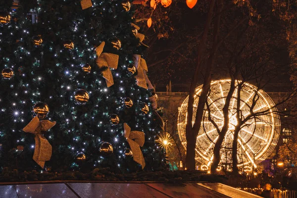 Feria Del Festival Navidad Rueda Fortuna Árbol Decorado Noche Parque — Foto de Stock