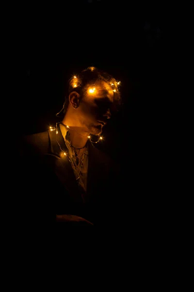 Καυκάσιος Άνδρας Προσωπογραφία Γιρλάντα Χριστουγεννιάτικα Φώτα Κάθετη Εικόνα Νύχτα Μαύρο — Φωτογραφία Αρχείου