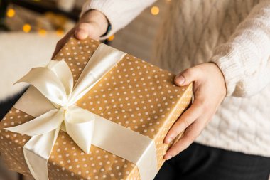 Noel hediyesi kutusu erkeklerin elinde Kış tatili konsepti posteri