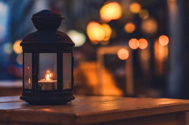 yumuşak odak feneri masa örtüsü ve turuncu Noel ışıkları ile sıcak manzara arka plan şenlik atmosfer uzay konsepti fotoğrafçılık akşam