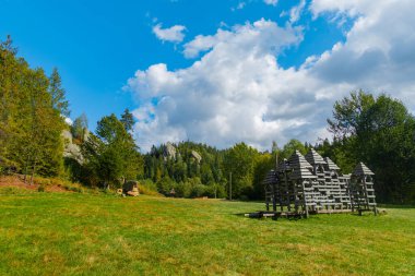 İlkbahar zamanı doğa manzarası manzarası parkı açıkhava tarihi parkı ahşap kale inşa nesnesiyle