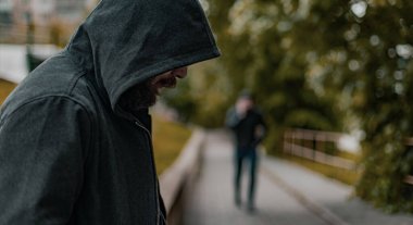 Arka sokakta yüzü olmayan kapüşonlu tehlikeli bir suçlunun tanımlanamayan figürü.