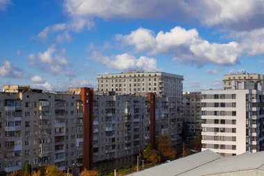 Doğu Avrupa kırsal kent caddesi manzarası yukarıdan gökyüzü fotoğrafçılığı ve yaz aylarında açık hava saatlerinde ortak yapı motifi nesneleri görülüyor