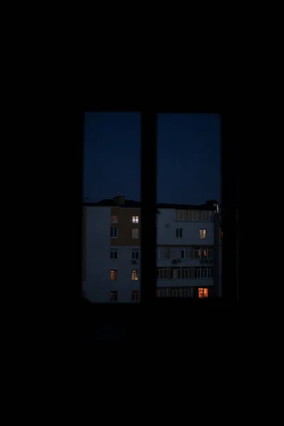 Noční Okno Pokoj Pohled Ulici Stavebními Světly Atmosférické Vertikální Obrázek — Stock fotografie