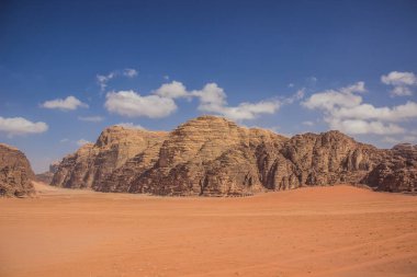 Güzel çöl manzarası manzarası manzarası Wadi Rum 'da doğa fotoğrafçılığı Ürdün Ortadoğu bölgesinin ünlü turistik alanı kayalık dağ arka planında