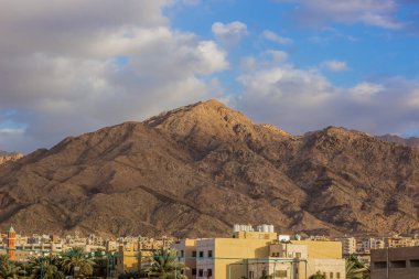 Ortadoğu Akabe Ürdün şehri manzaralı çöl manzaralı yaz mevsimi açık hava akşamıyla