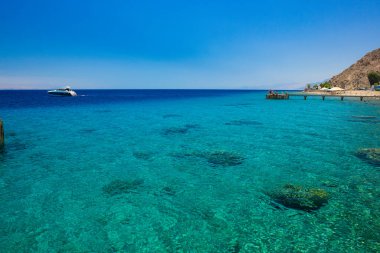 Güzel panoramik doğa manzarası Kızıl Deniz lagün suyu ve mercan riffleri kıyı şeridi İsrail 'in yaz tatilinde gittiği yer.